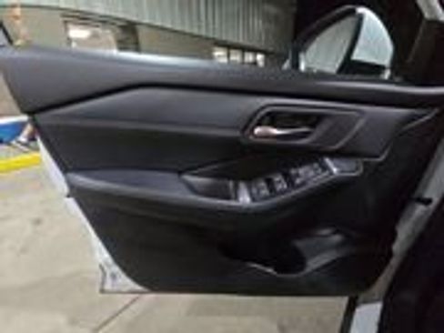 Used 2025 Nissan Rogue SL FWD image 8