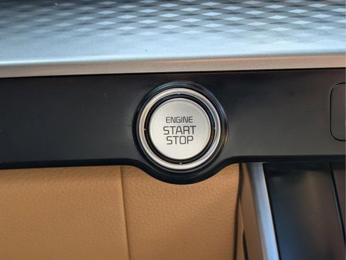 Used 2023 Kia Carnival LX FWD image 21