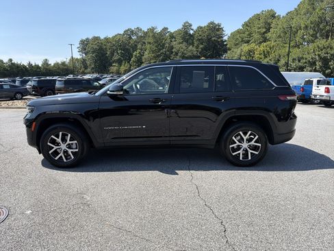 Used 2024 Jeep Grand Cherokee Limited w/ Luxury Tech Group II RWD image 4