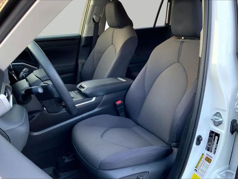 Used 2021 Toyota Highlander L FWD image 7
