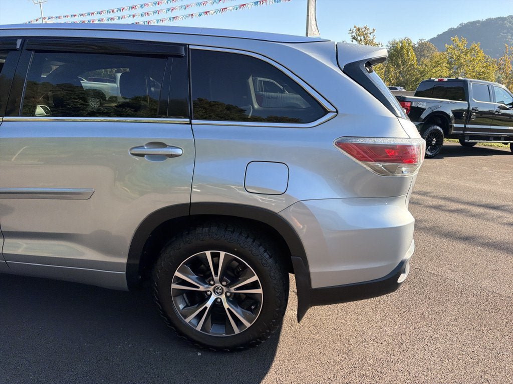 Used 2016 Toyota Highlander XLE AWD/4WD image 7