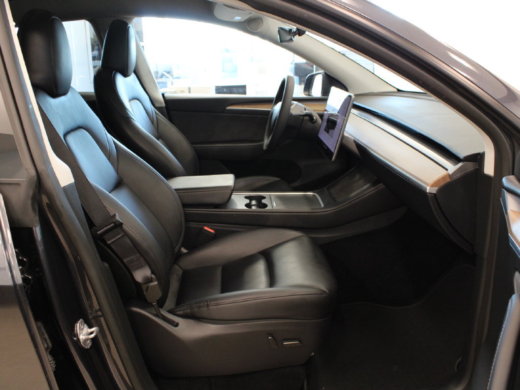 Used 2025 Tesla Model Y Long Range RWD image 13