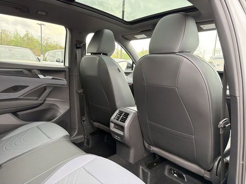 New 2026 Volkswagen Tiguan SE R-Line FWD image 17