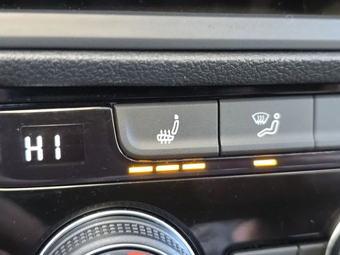 Certified 2023 Volkswagen Jetta SE w/ Panoramic Sunroof Package image 11