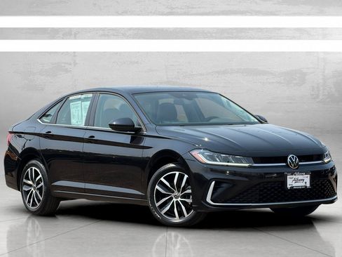 Used 2025 Volkswagen Jetta SE FWD image 2