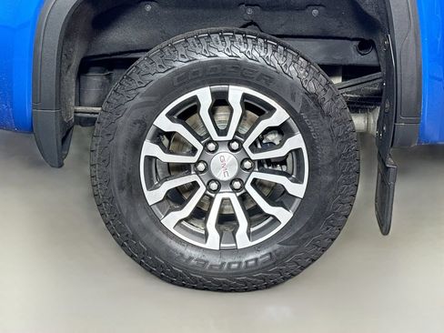 Used 2022 GMC Sierra 1500 AT4 w/ Technology Package AWD/4WD image 9