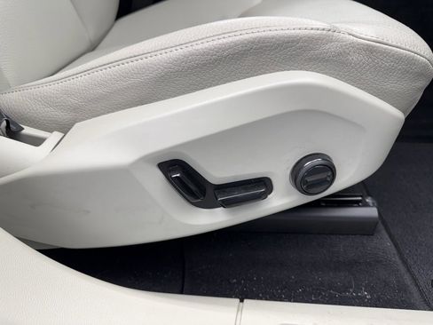 Used 2022 Volvo XC60 B5 Momentum image 47