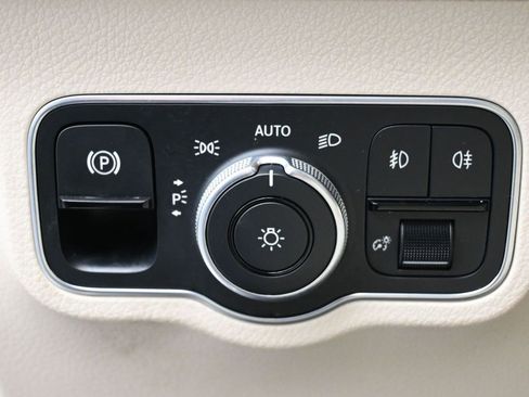 Used 2020 Mercedes-Benz GLB 250 4MATIC w/ Premium Package image 19