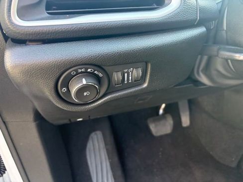 Certified 2023 Chrysler Pacifica Touring image 18