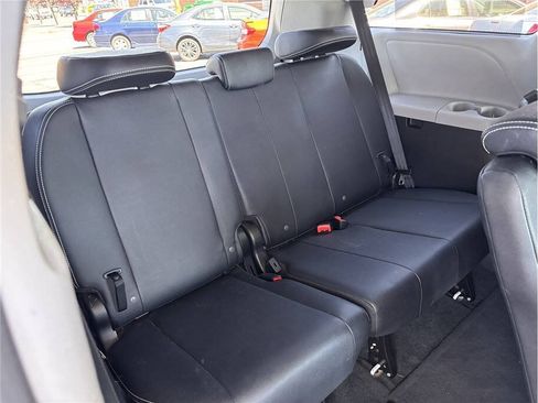 Used 2017 Toyota Sienna SE w/ SE Preferred Package FWD image 13