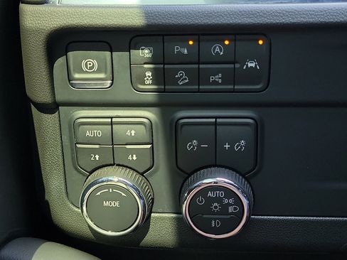 Used 2025 Chevrolet Tahoe Z71 AWD/4WD image 16