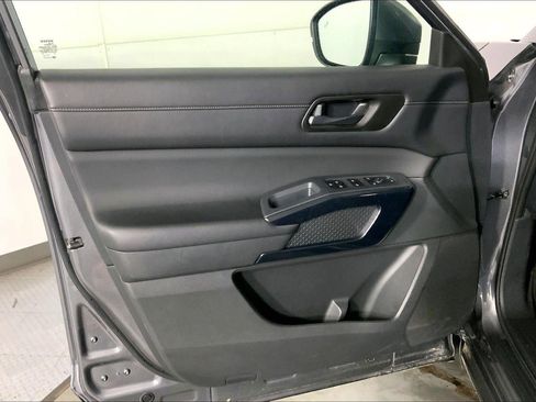 Used 2025 Nissan Pathfinder SV AWD/4WD image 24