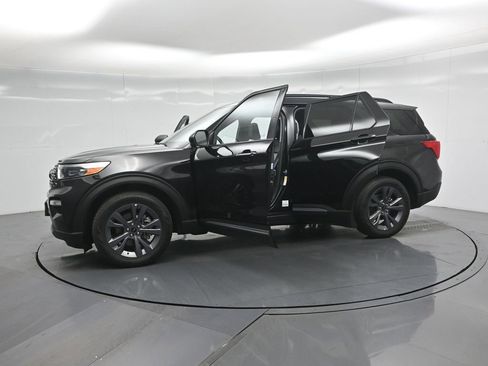 Certified 2022 Ford Explorer XLT w/ Equipment Group 202A image 33