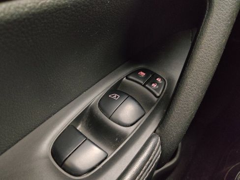 Used 2019 Nissan Rogue S image 27