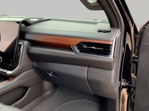 Used 2025 GMC Yukon Denali AWD/4WD image 19