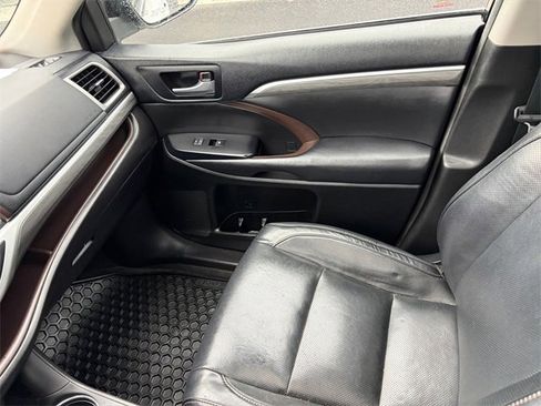 Used 2018 Toyota Highlander Limited image 20