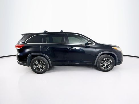 Used 2018 Toyota Highlander LE FWD image 2