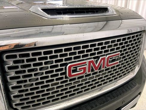 Used 2017 GMC Sierra 2500 Denali w/ Duramax Plus Package AWD/4WD image 7