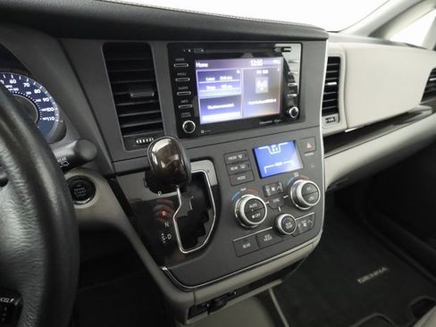 Used 2018 Toyota Sienna XLE w/ Carpet Mat Package image 17