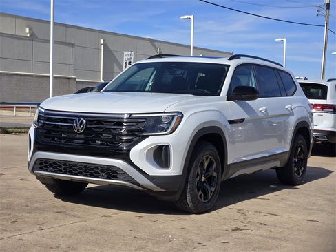 New 2026 Volkswagen Atlas Peak Edition image 2