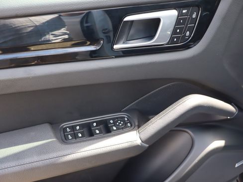 Used 2022 Porsche Cayenne AWD/4WD image 9