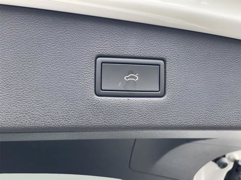 Used 2022 Volkswagen Tiguan SE R-Line image 10