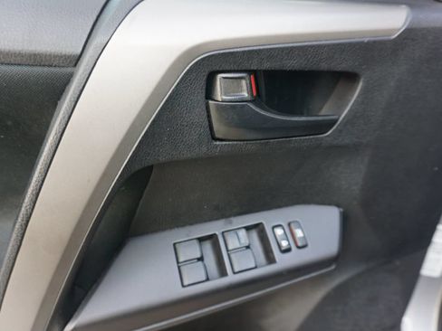 Used 2018 Toyota RAV4 LE FWD image 3