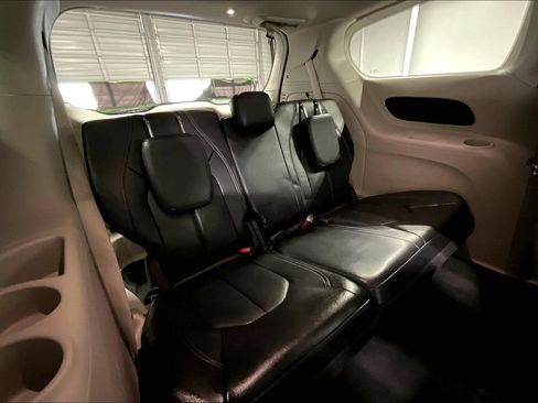 Used 2022 Chrysler Pacifica Touring-L FWD image 34