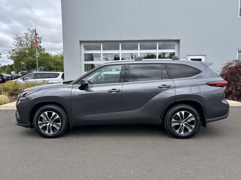 Used 2022 Toyota Highlander XLE AWD/4WD image 2
