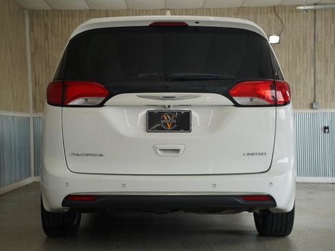 Used 2017 Chrysler Pacifica Limited w/ UConnect Theater Package FWD image 9
