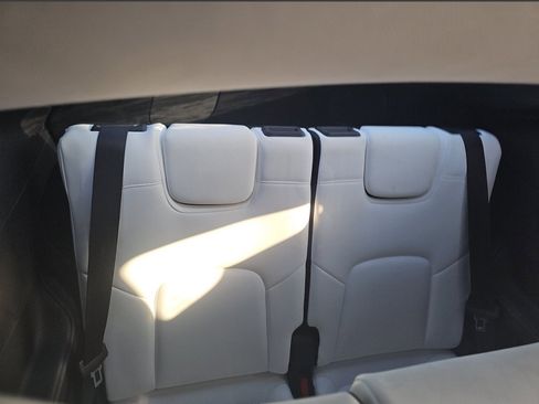 Used 2021 Tesla Model Y Long Range image 9