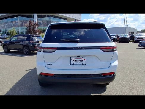 Used 2024 Jeep Grand Cherokee Altitude AWD/4WD image 7