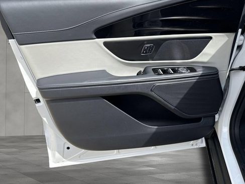 Used 2024 Lincoln Nautilus Premier AWD/4WD image 7