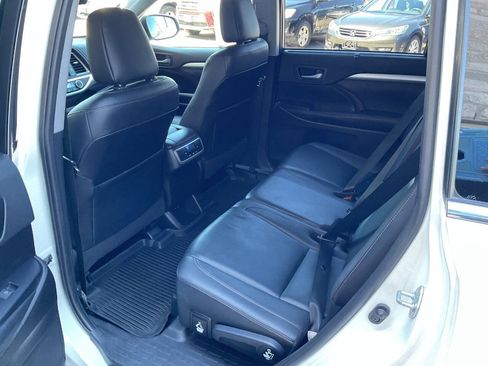 Used 2019 Toyota Highlander XLE AWD/4WD image 29