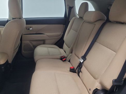 Used 2016 Mitsubishi Outlander SE image 18