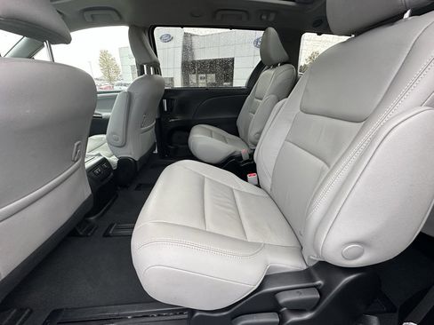 Used 2019 Toyota Sienna Limited image 15