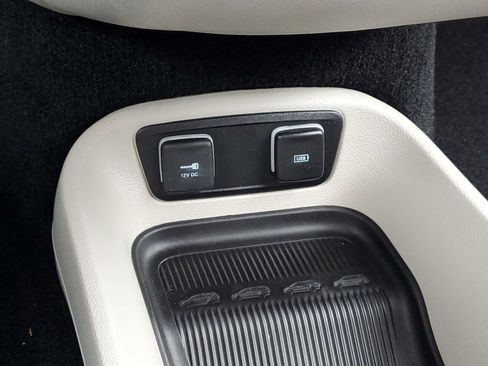 Used 2018 Chrysler Pacifica Touring-L FWD image 27