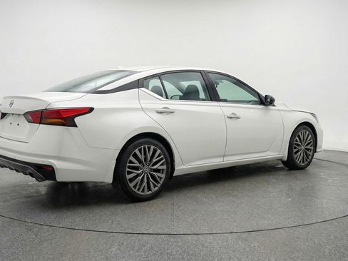 Used 2025 Nissan Altima 2.5 SV image 9
