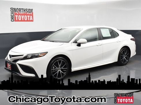 Used 2024 Toyota Camry SE image 1