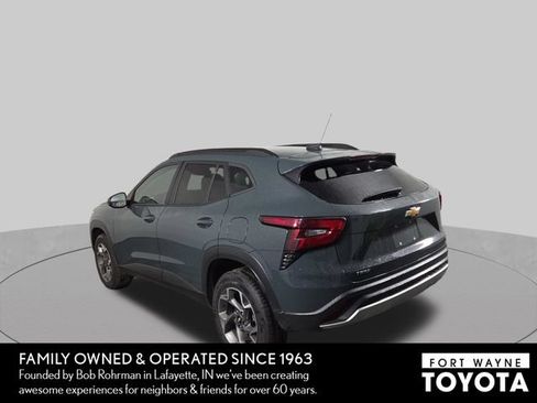 Used 2025 Chevrolet Trax LT FWD image 9