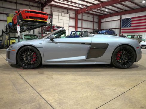 Used 2018 Audi R8 V10 w/ Carbon Exterior Package AWD/4WD image 4