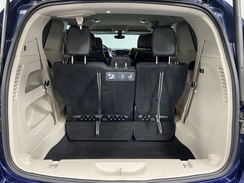 Used 2020 Chrysler Pacifica Touring-L image 12