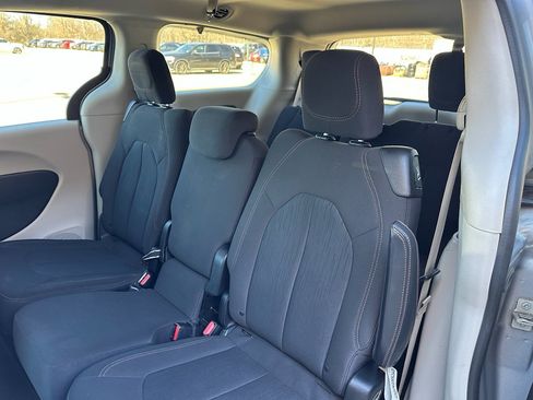 Used 2017 Chrysler Pacifica Touring image 26