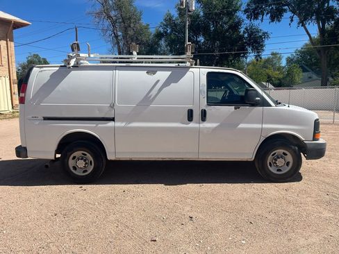 Used 2010 Chevrolet Express 2500 image 2