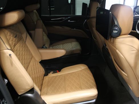 Used 2023 Cadillac Escalade ESV Premium Luxury w/ Performance Package AWD/4WD image 20