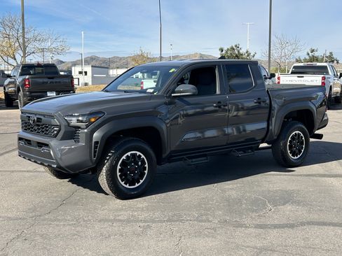 Used 2025 Toyota Tacoma TRD Off-Road AWD/4WD image 2