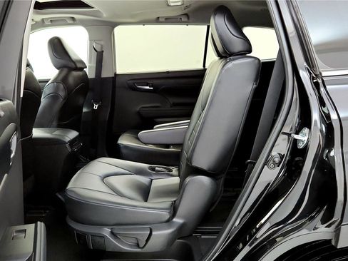 Used 2024 Toyota Highlander XLE image 21