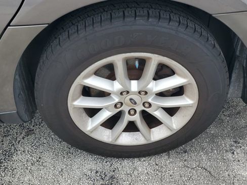 Used 2014 Ford Taurus SE FWD image 5