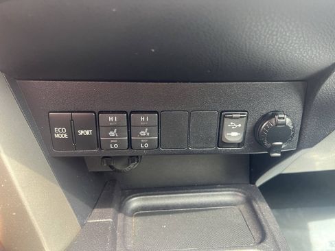 Used 2018 Toyota RAV4 XLE AWD/4WD image 35