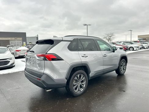 Used 2022 Toyota RAV4 XLE Premium image 13